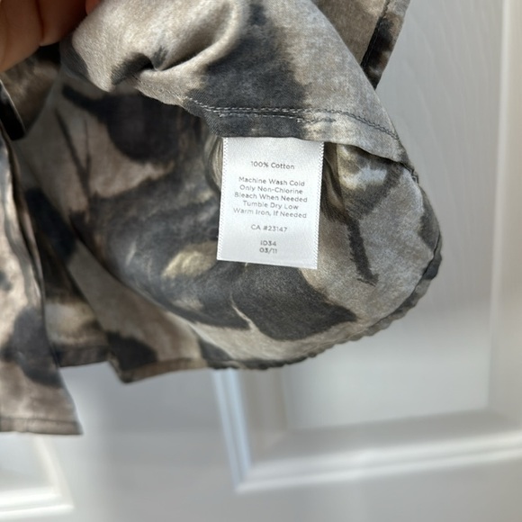 Talbots floral shirt with hidden buttons shaped waist line - Picture 3 of 5